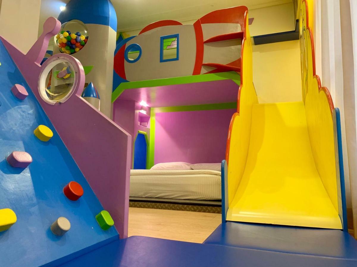 Fun Holiday Family Hostel 타이난 외부 사진